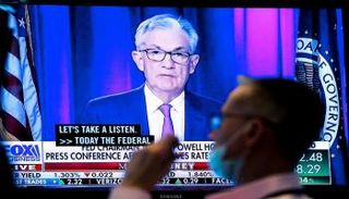 شاشة تعرض بيانا لرئيس مجلس الاحتياطي الفيدرالي جيروم باول - رويترز