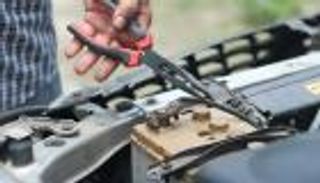 طريقة فصل بطارية السيارة بطريقة آمنة