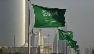 أعلام المملكة العربية السعودية ترفرف في الرياض