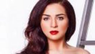 مي عز الدين تدعم مرضى "مجدي يعقوب" بفستان "عمر وسلمى"