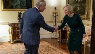 الملك تشارلز الثالث خلال لقائه رئيسة الوزراء ليز تراس