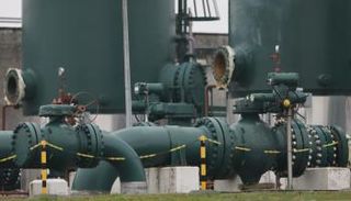 خطوط الأنابيب والخزانات في محطة غاز في أوبيرجيلباخ بشرق فرنسا