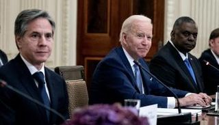 جو بايدن مع وزيري خارجيته ودفاعه