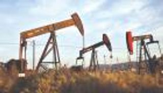 النفط يتلقى دعما مزدوجا.. سعر البرميل يقفز بفضل بيانات واشنطن