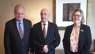 عقيلة صالح مع المسؤوليْن الأمريكيين