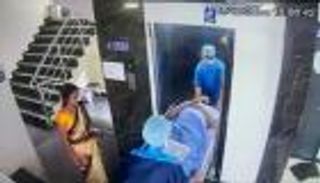 مشهد صادم.. مصعد مستشفى يبتلع مريضا بالهند (فيديو)