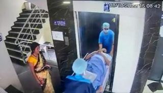 المصعد كاد يشطر المريض إلى نصفين