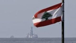 علم لبنان أمام شواطئها البحرية