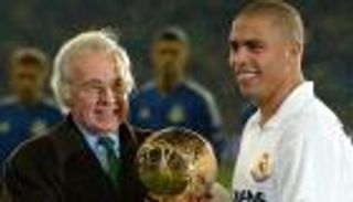 قبل كلاسيكو ريال مدريد وبرشلونة.. رونالدو يبشر بنزيما بالكرة الذهبية