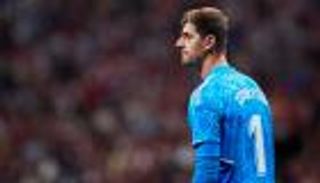 رب ضارة نافعة.. هل ينقذ غياب كورتوا ريال مدريد من "حفلات" برشلونة؟