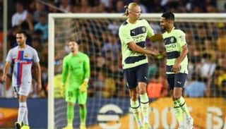 رياض محرز وهالاند لاعبا مانشسر سيتي