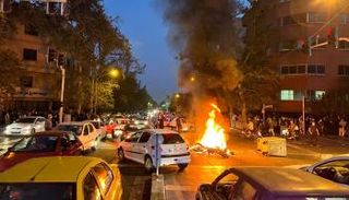 محتجون في إيران يقطعون شارعا في العاصمة طهران