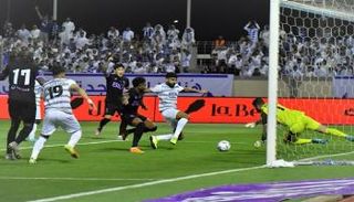 الطائي والهلال في الدوري السعودي