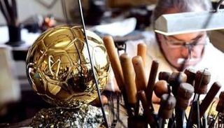 كيف تصنع الكرة الذهبية؟