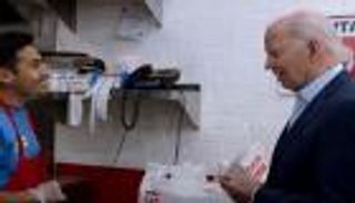 بعد خصم 50%.. بايدن يترك وجبة مجانية للزبون التالي (فيديو)