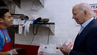 بايدن خلال تواجده داخل مطعم للدجاج المكسيكي