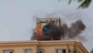 احتراق أحد مقار الإخوان عقب الاحتجاجات التي أطاحت بحكمهم