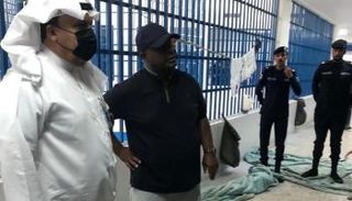 وكيل وزارة الداخلية الكويتي يتفقد موقع الحريق