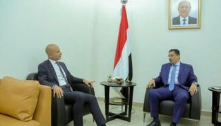 جانب من لقاء وزير الخارجية اليمني والسفير الفرنسي