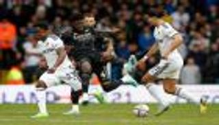 ما هو سبب توقف مباراة ليدز ضد أرسنال في الدوري الإنجليزي؟