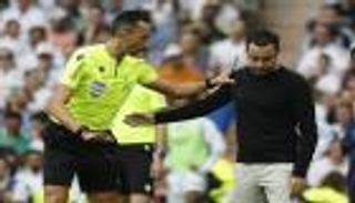 كلاسيكو ريال مدريد ضد برشلونة.. تشافي يصعق لاعبيه بـ5 تصريحات