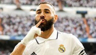 كريم بنزيما يحتفل بهدفه في الكلاسيكو