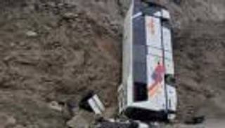 مصرع 2 وإصابة 26 في انقلاب حافلة باليمن (صور)