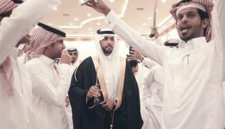 العريس غازي الذيابي محاط بحضور الزفاف