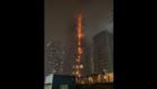 إجلاء السكان.. حريق هائل في مبنى مكون من 24 طابقا بتركيا (فيديو)