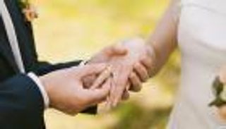 خبير علاقات أسرية: "إذا كبرت زوجتك كافئها بالزواج عليها" (فيديو)