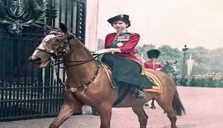 الملكة الراحلة إليزابيث تمتطي أحد خيولها