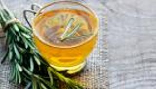 ماذا يحدث لشعرك إذا غسلته بماء الروزماري؟