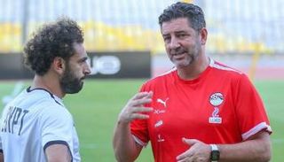 روي فيتوريا مدرب منتخب مصر مع محمد صلاح 