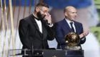 رغم رخصها.. لماذا يتهافت نجوم كرة القدم على الكرة الذهبية؟