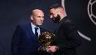 حفل الكرة الذهبية 2022.. زيدان مفاجأة تتويج بنزيما بالجائزة