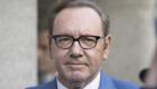 كيفن سبيسي يفتح النار على والده.. ويكشف سر إخفاء ميوله الجنسية 