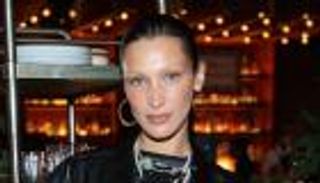 بيلا حديد في إطلالة غريبة.. حذاء "قبيح" يثير الجدل (صور)