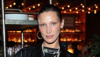 عارضة الأزياء بيلا حديد