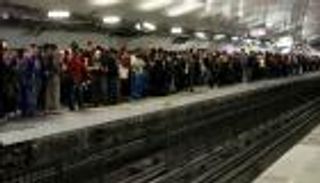 ماكرون في اختبار صعب.. النقابات العمالية تبدأ إضرابا على مستوى فرنسا