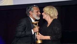 الملكة كاميلا تمنح قبلة  للكاتب السريلانكي شيهان كاروناتيلاكا - الفرنسية