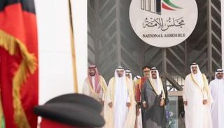 ولي العهد الكويتي ورئيس الوزراء أمام مجلس الأمة بعد نهاية الخطاب
