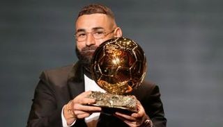 كريم بنزيما مع الكرة الذهبية