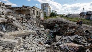 جانب من الدمار الذي حل بمدينة لوهانسك الأوكرانية - رويترز