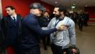 عقوبة قاسية.. "التدخين على الدكة" يورط زميل محمد صلاح السابق (صورة)