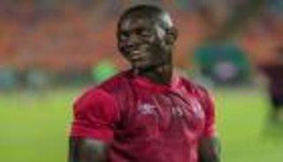 بخطأ مثير للجدل.. لاعب الأهلي يحرج مشجعا للزمالك (فيديو)