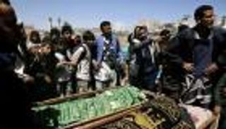 فاجعة صنعاء.. "حقن الحوثي" تقتل أبا لم يتحمل رحيل ابنه (صور)