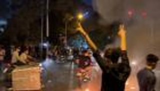 إيران ونظرية المؤامرة.. الطريق السريع لـ"شيطنة" الاحتجاجات