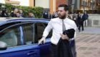 إحداها بمبلغ خيالي.. تعرف على أسطول سيارات ميسي