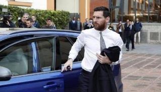 ليونيل ميسي يخرج من أحد سياراته