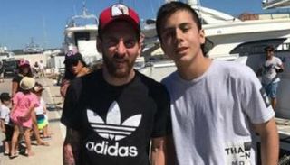 ليونيل ميسي مع أحد المشجعين - أرشيفية